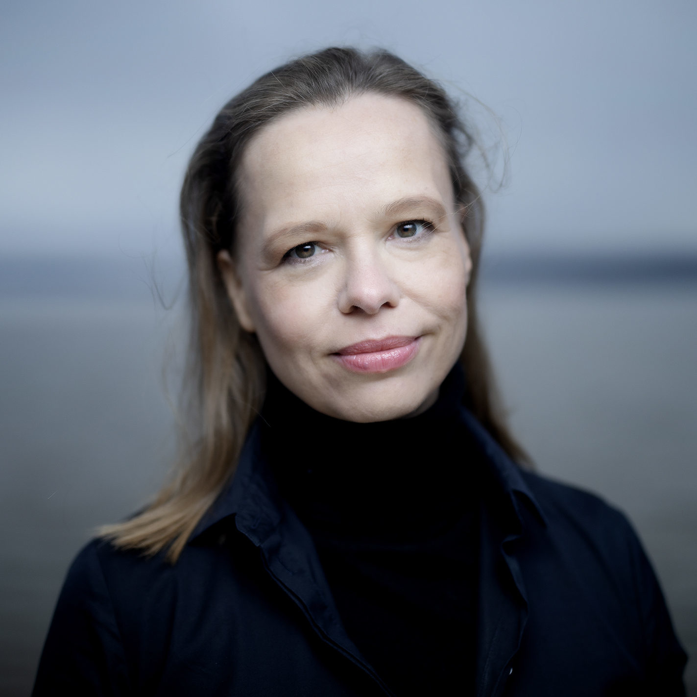 Portrett av Anne Hytta foran fjord.