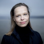 Portrett av Anne Hytta foran fjord.