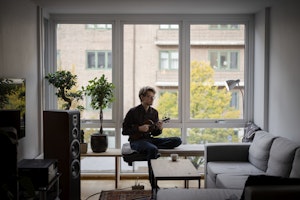 Jørgen Mathisen sitter i foran et vindu i stuen, men fiolin i hendene