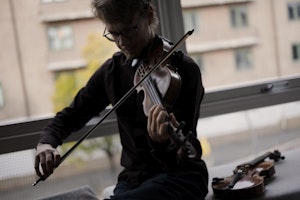 Nærbilde av Jørgen Mathises som spiller fiolin foran vindu