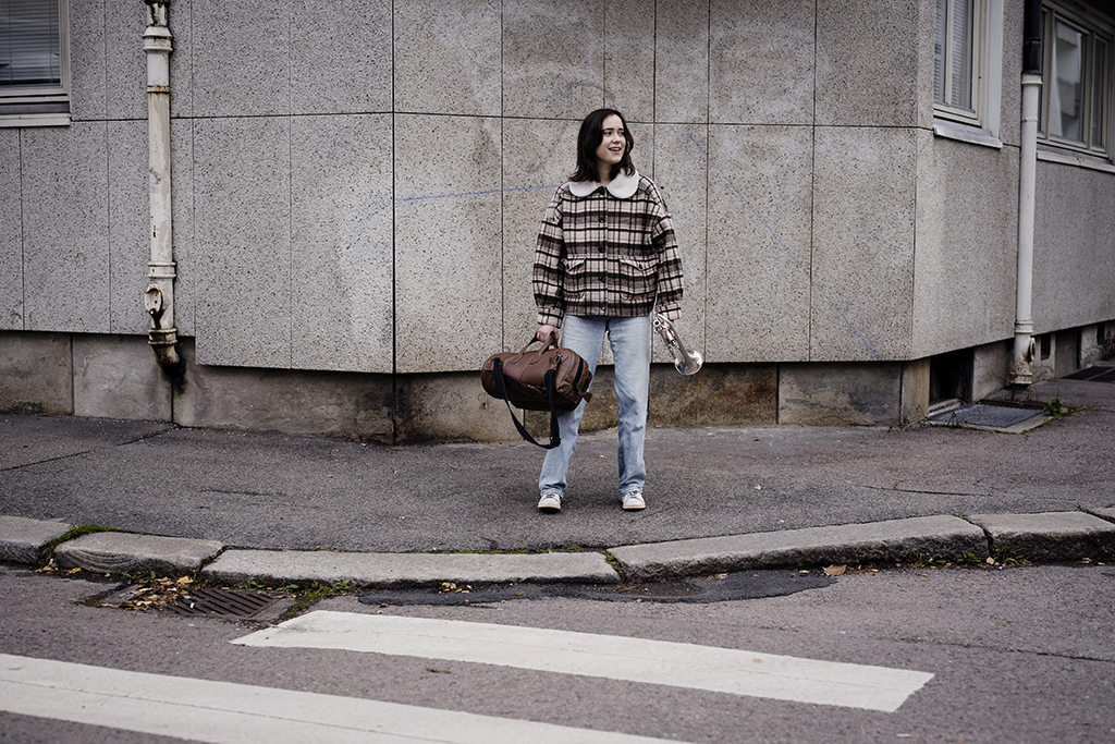 Kristina Fransson på gatehjørne med trompetveske i hånda