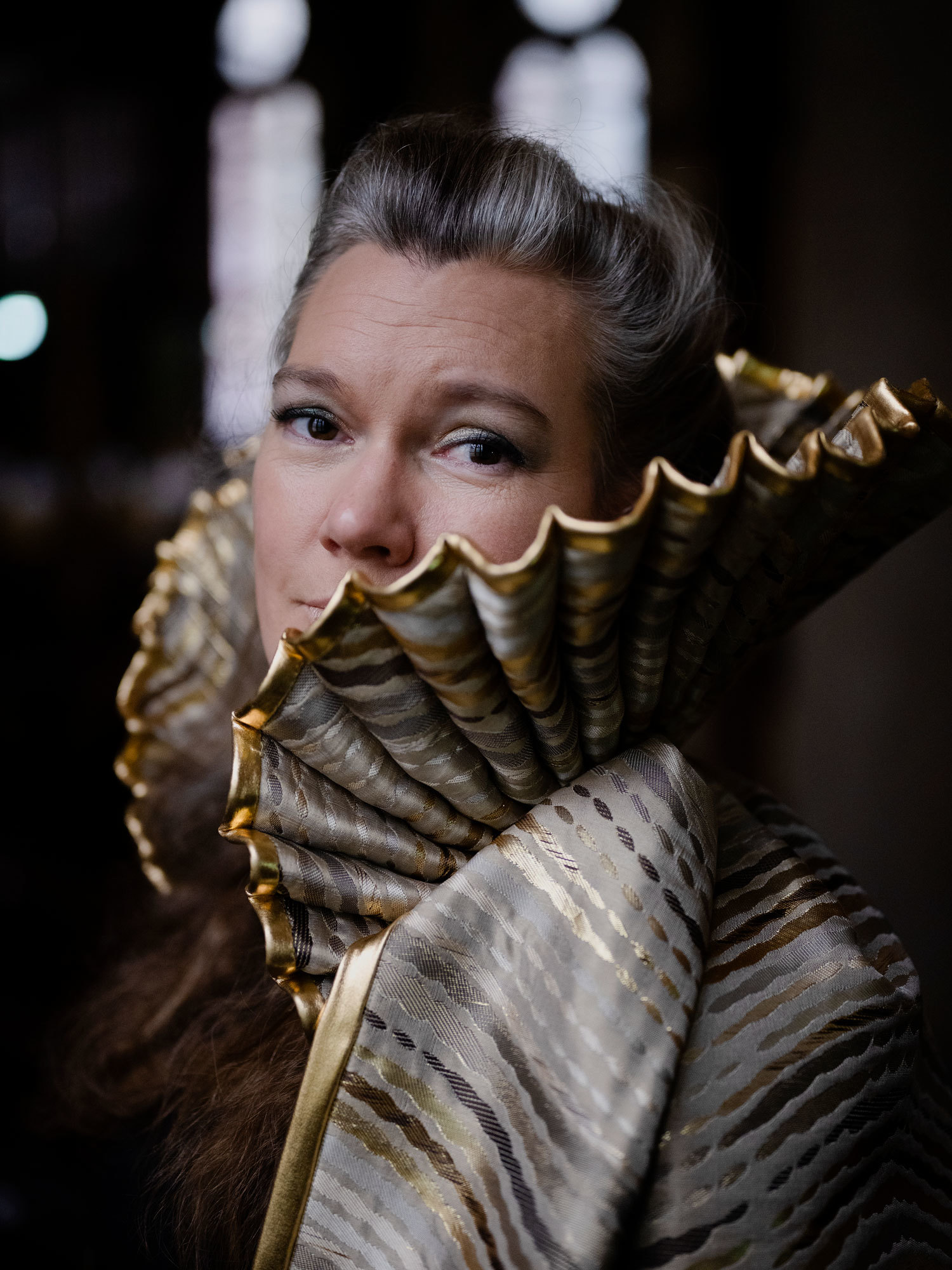 Liv Kristin Holmberg ser inn i kameraet, i drakt med stor krage.