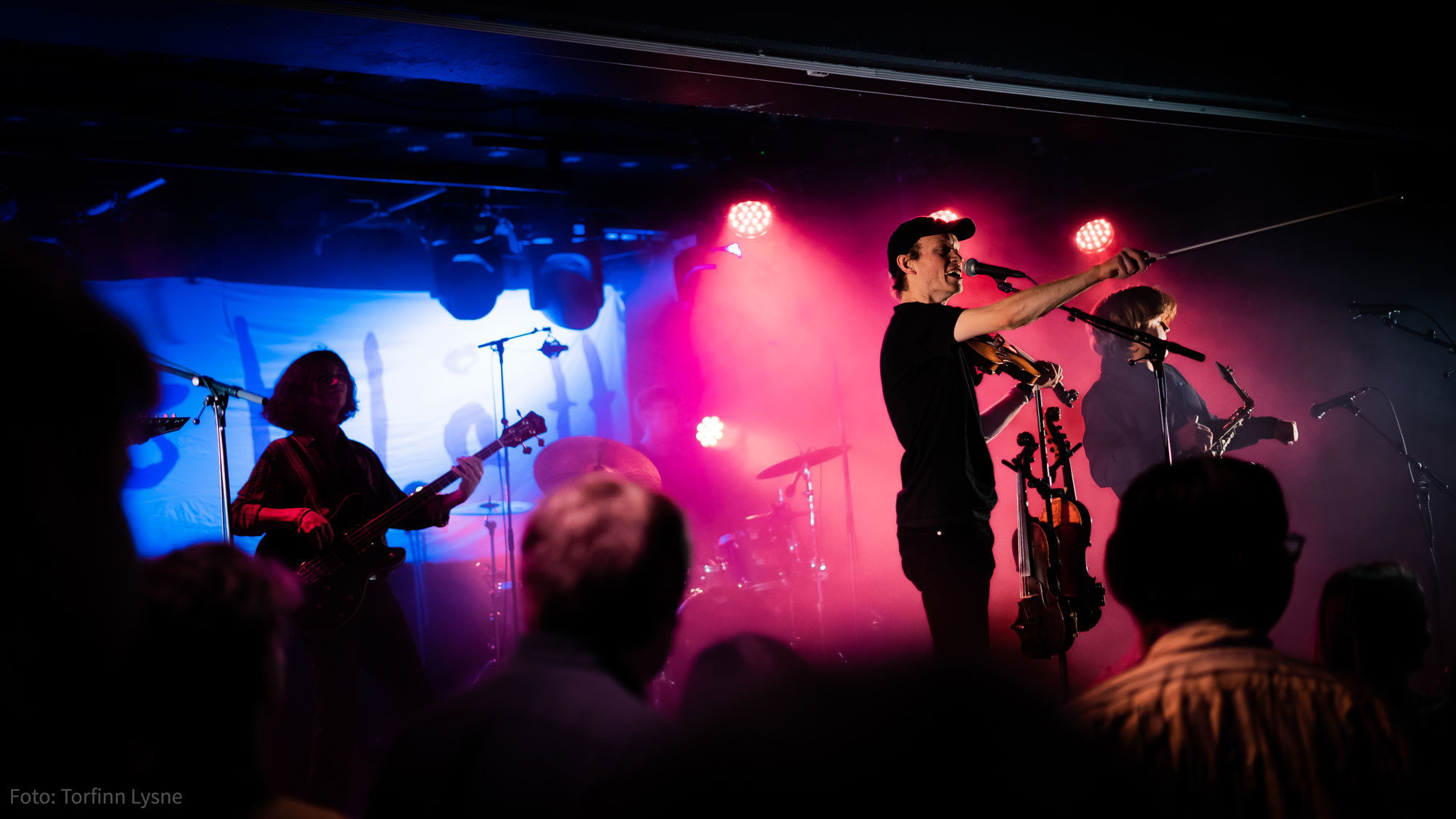 Mattias Thedens spiller med Gangarstubbgutta på Betong på Ljøsblått 2021.