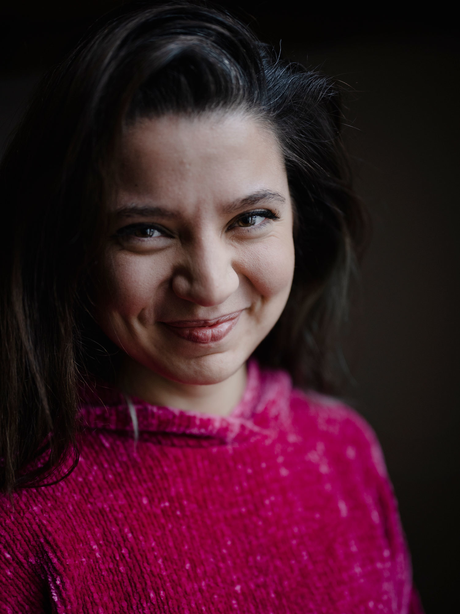 Portrett av Nawar Alnaddaf som smiler lurt og har på rosa genser.