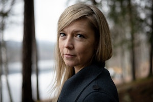 Portrett av Ingfrid Breie Nyhus med skog i bakgrunnen