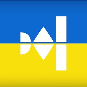 Hvit NMH-logo foran et blått og gult ukrainsk flagg