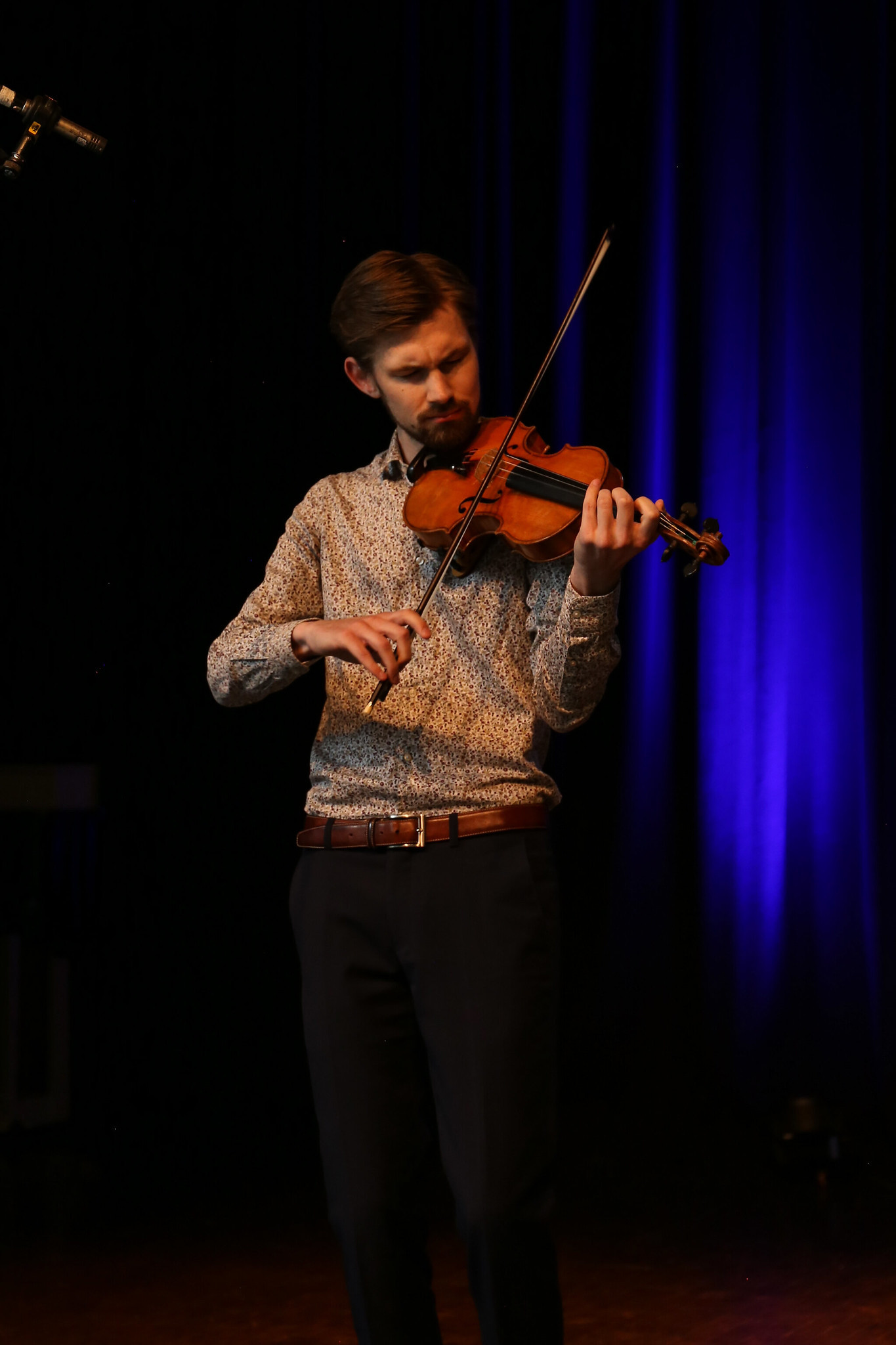 Trygve Liahagen spiller fele på en scene