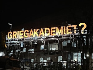 New building with lihtening letters on the roof: Griegakademiet?