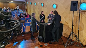 Store studio. Astrid Kvalbein, Siri Storheim, Jørgen Karlstrøm og Jan Fredrik Heyerdahl i samtale rundt et lite bord.