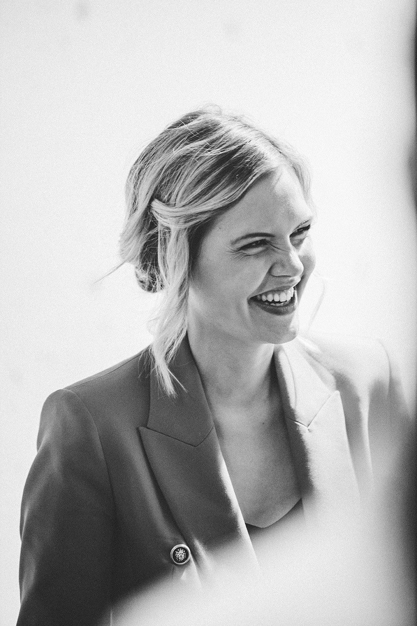 Svarthvittbilde av Hannah Howard som smiler bredt.