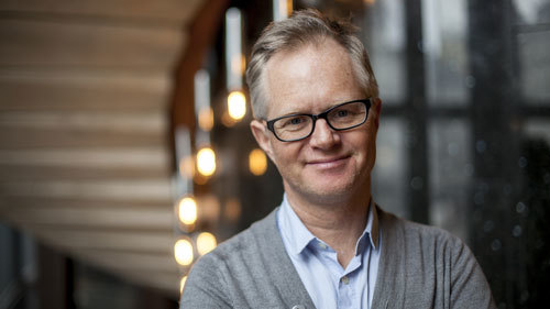 Portrett av Henrik Hellstenius foran en trapp.