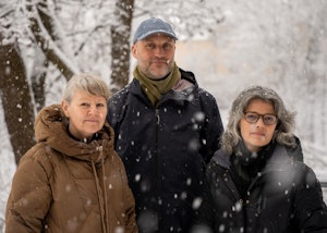 Rektorer på NMH, KHiO og AHO står ved grå betongvegg: Astrid Kvalbein, Markus Degerman og Irene Alma Lønne.