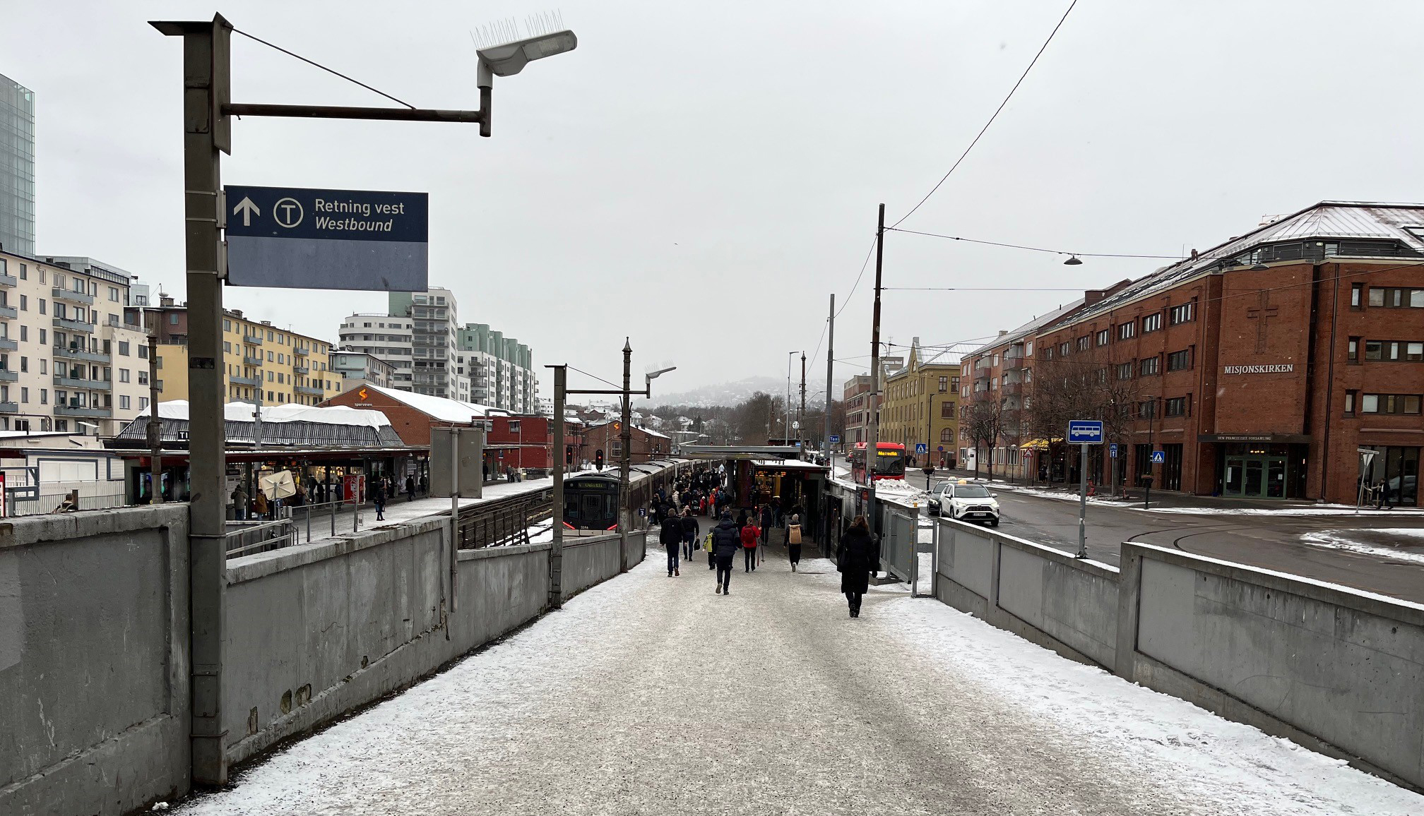 Fortauet med mot vestgående perrong på Majorstua T-banestasjon.