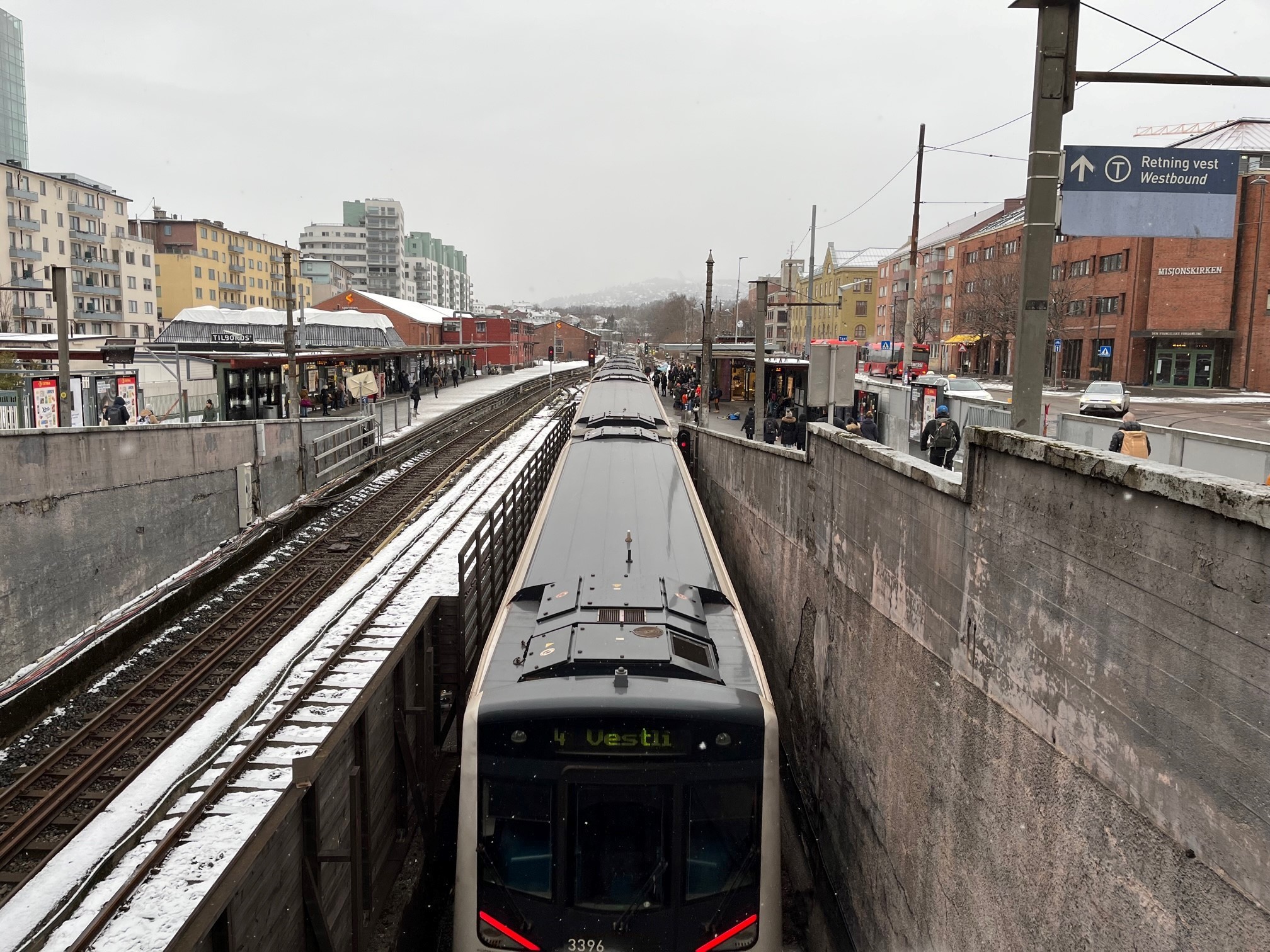 En T-bane kommer ut av tunellen på Majorstua stasjon. T-banen sett ovenfra.
