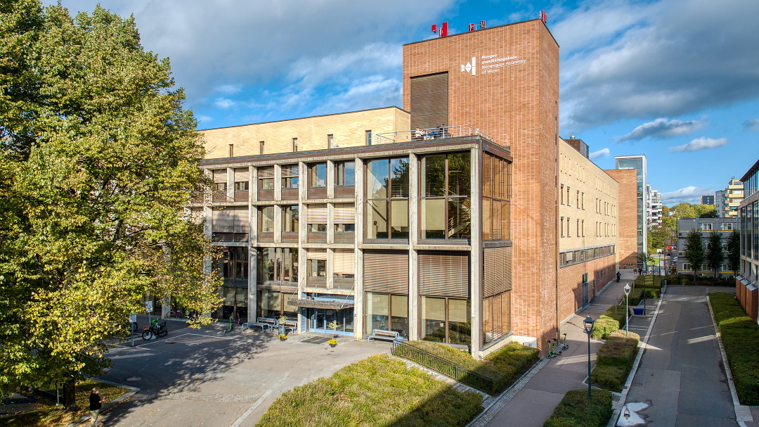 Fasaden NMH - sommer