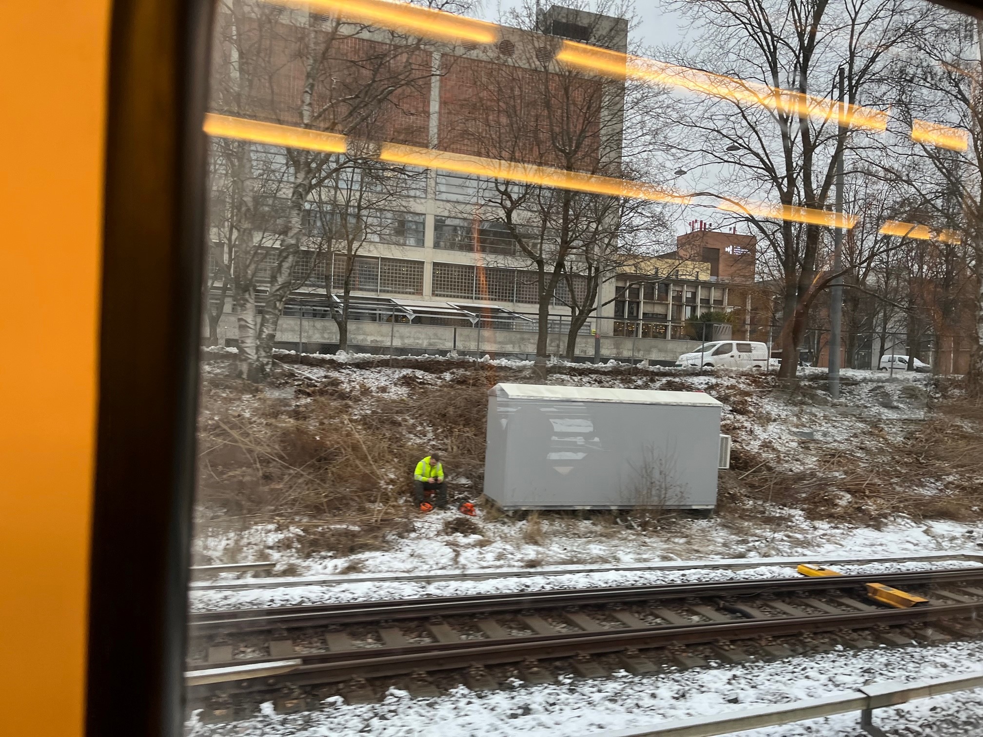 Chateau neuf og NMH tatt fra innsiden av T-banen med gul vegg i forgrunnen.
