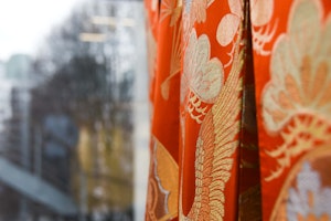 Nærbilde, utsnitt av Arne Nordheims japanske kimono med vakre broderier