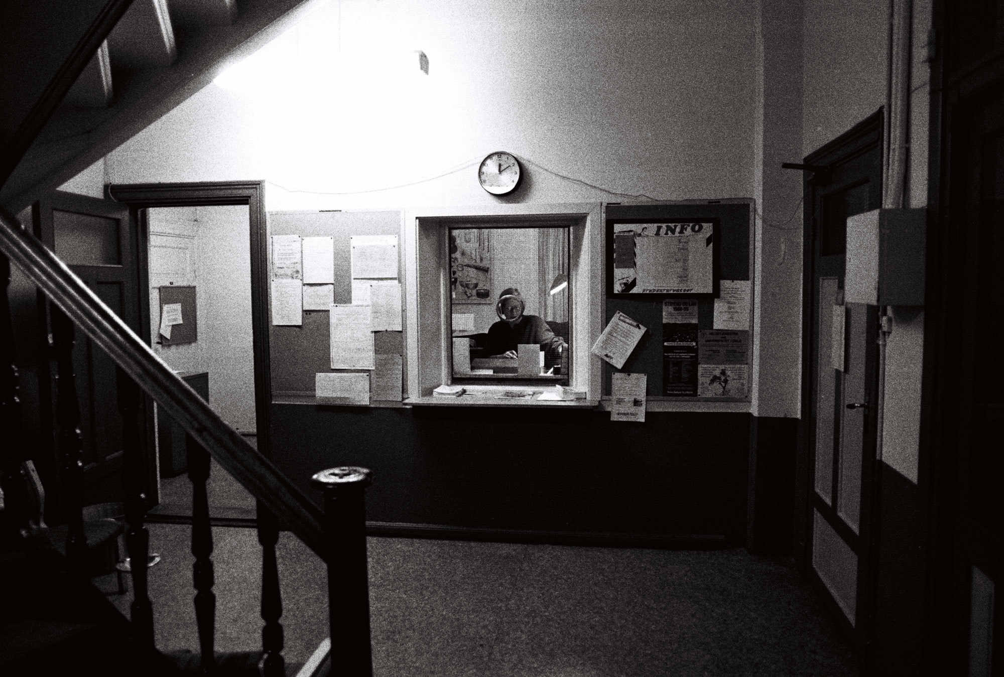 Resepsjonen i NMHs lokaler i Nordahl Bruns gate 8. Resepsjonist Synnøve Vinje sitter bak skranken.