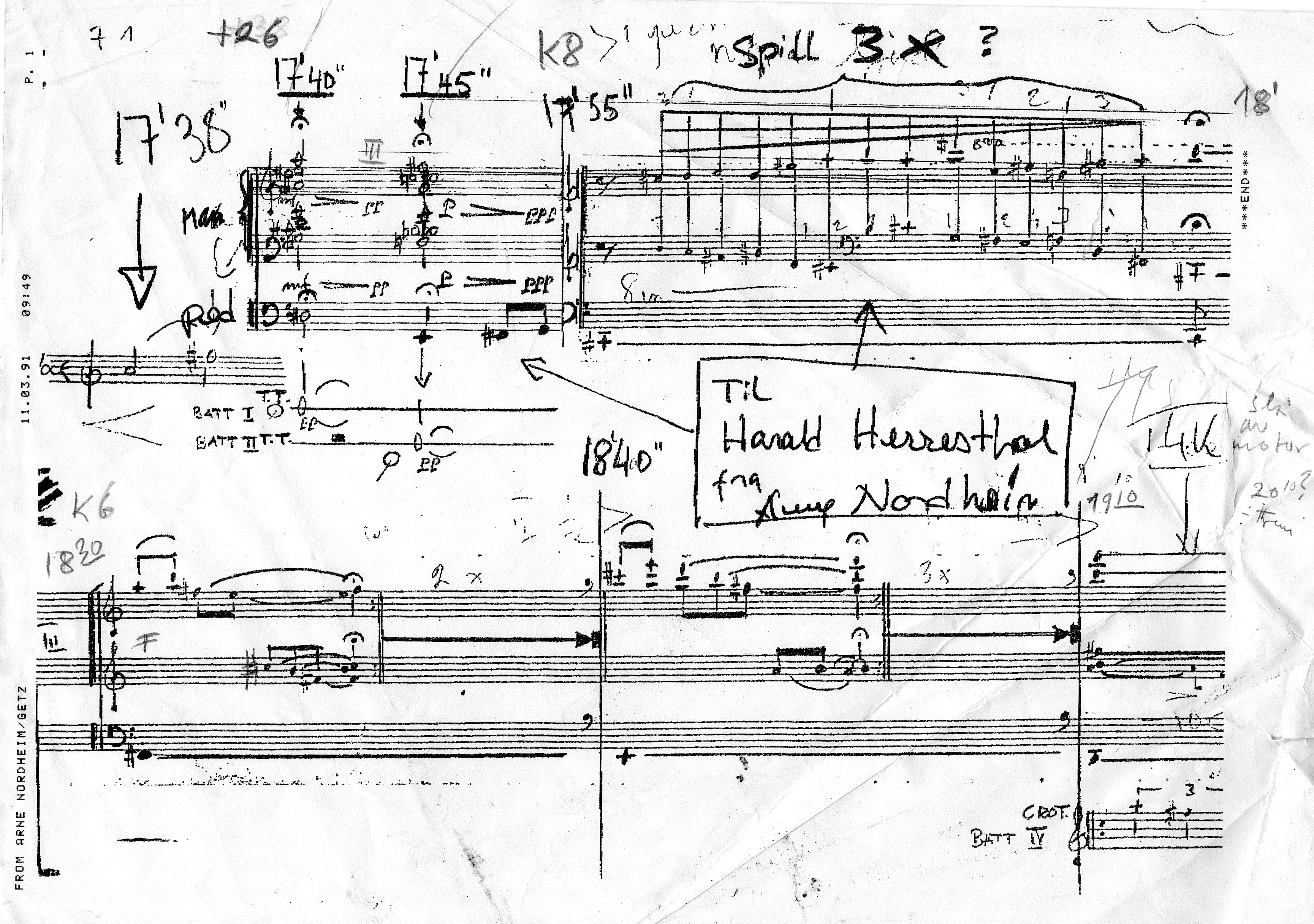 Lapp med håndskrevne noter, tall og piler. Og påskriften "Til Harald Herresthal fra Arne Nordheim".