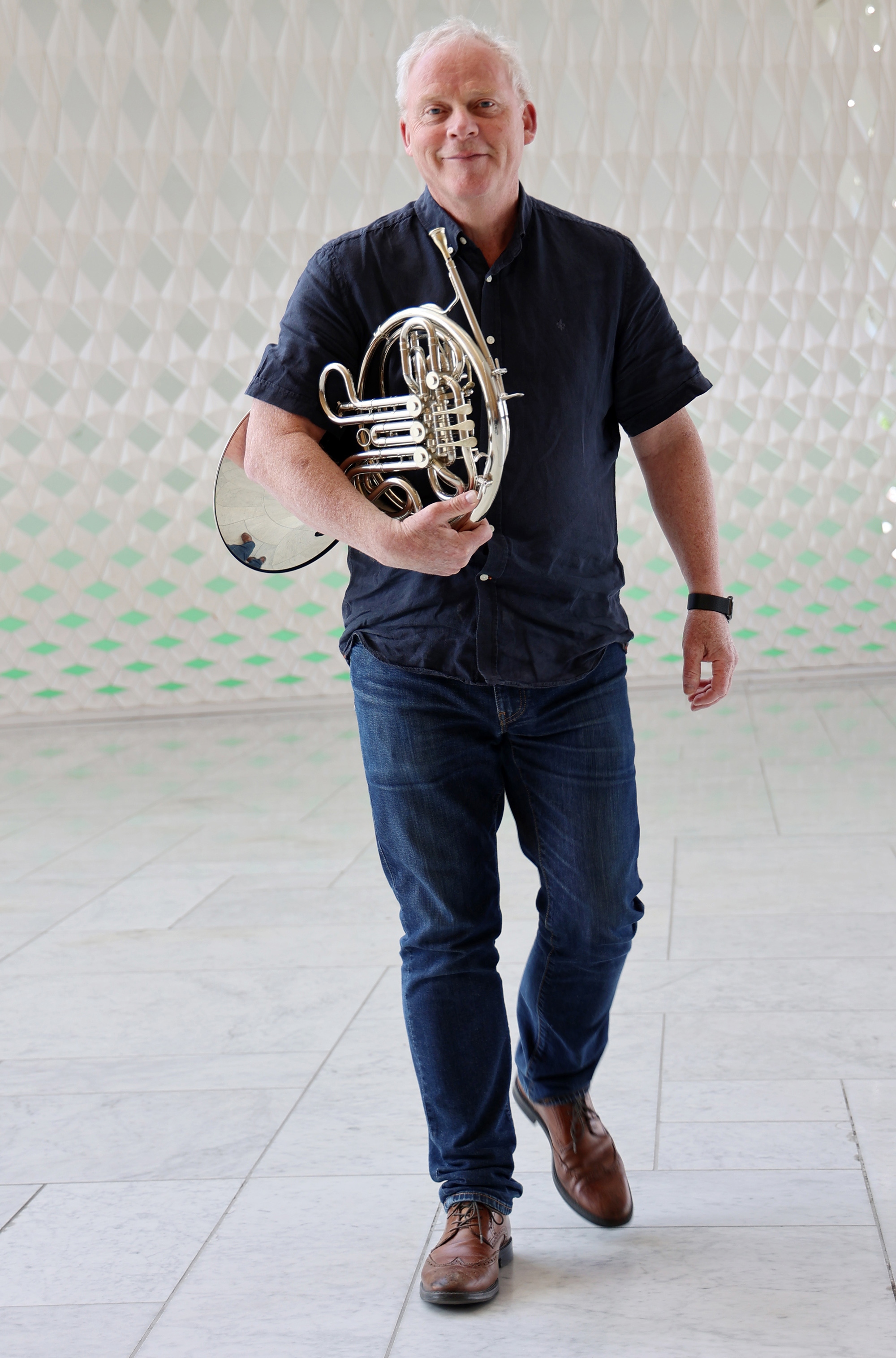 Runar Tafjord med horn. Helfigur forfra. Lys mønstet bakgrunn.