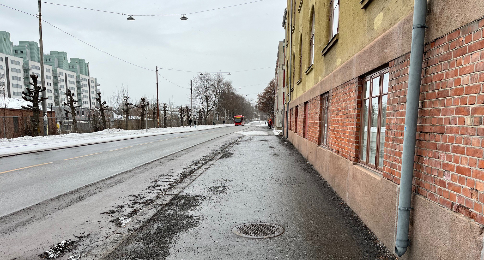 Et øde fortau på høyre side av Slemdalsveien mot NMH. Vinter og våt asfalt.