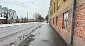 Et øde fortau på høyre side av Slemdalsveien mot NMH. Vinter og våt asfalt.
