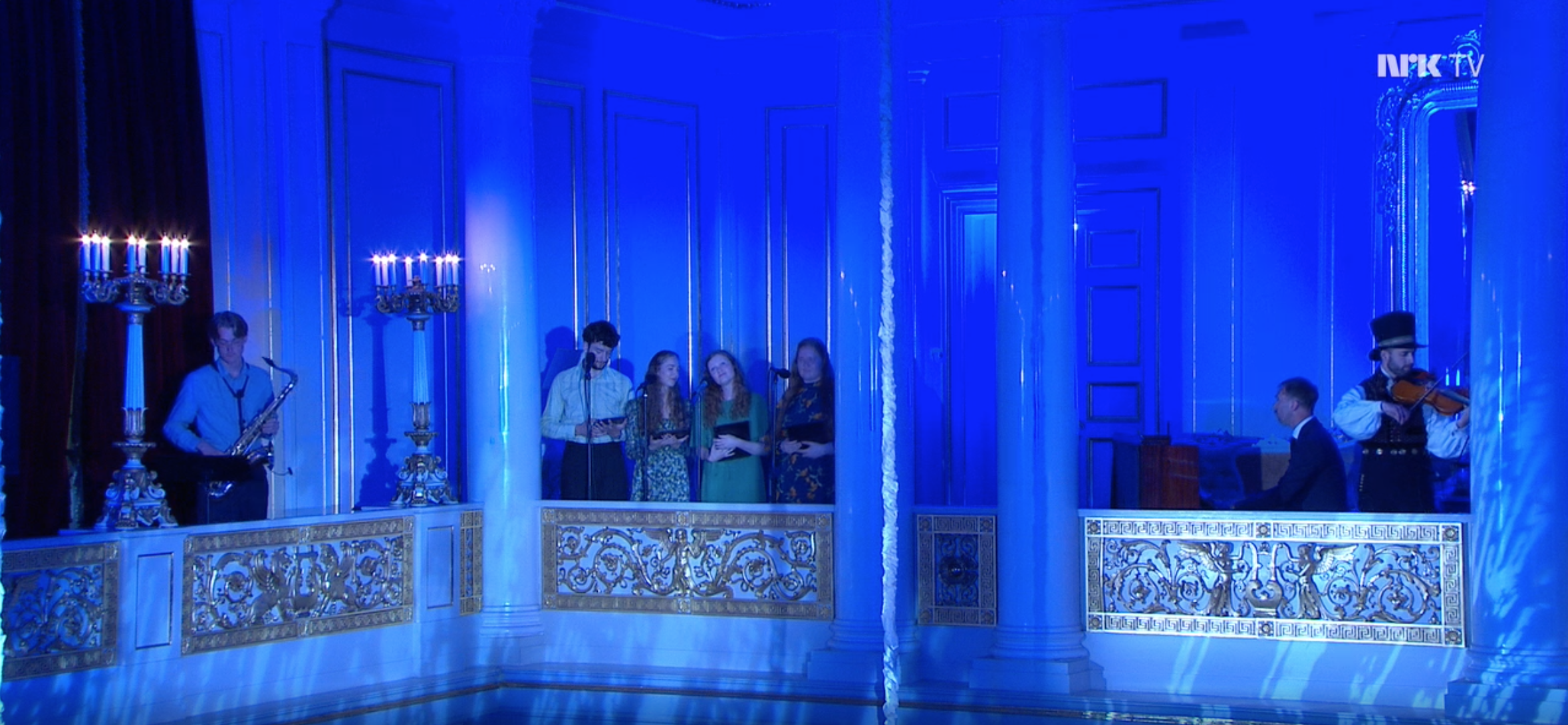 Eyolf Dale og Kjell Tore Innervik med studenter spiller på slottet. Foto av TV-skjerm.