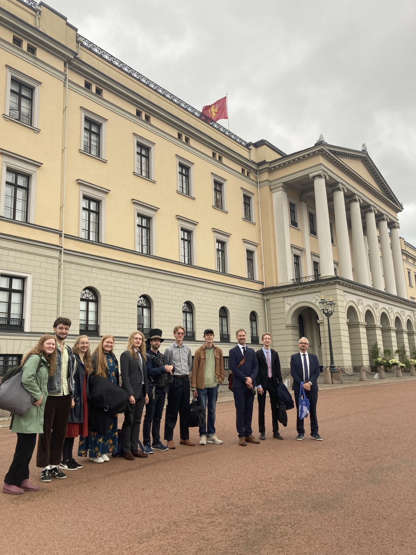 Eyolf Dale og Kjell Tore Innervik med studenter foran slottet
