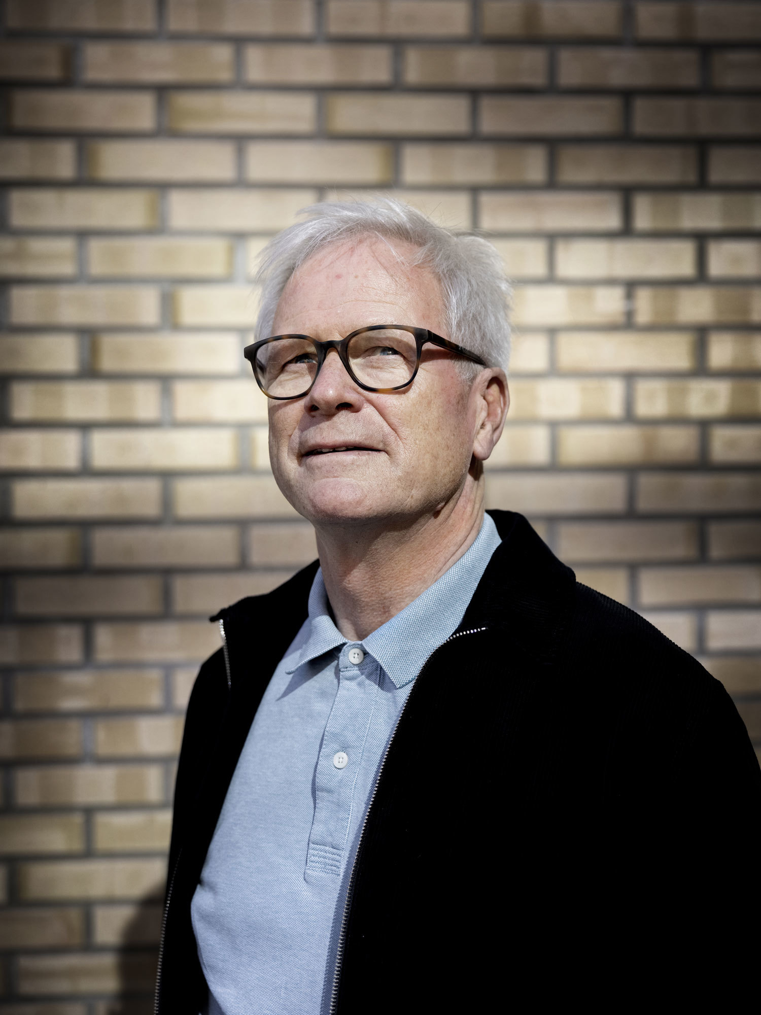 Eirik Birkeland foran murvegg