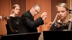 Baart van Oort spiller hammerklaver i Levinsalen og løfter hendene for å ta en akkord. Bladlus og cellist sitter ved siden av ham.