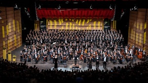 Svært orkester på scenen under Festspillene i Bergen 2023.