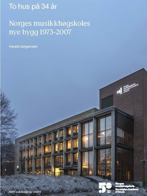 Forsiden av boken «To hus på 34 år», med boktittel, forfatterens navn, og et oversiktsbilde av Musikkhøgskolen.