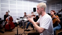 Trompetist Ferdinand Schwarz spiller på ovelse med Ensemble LIME under Ultima 2023.