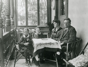 Svarthvittbilde av Max Reger, kona og hans to adoptivdøtre og deres dachshund.