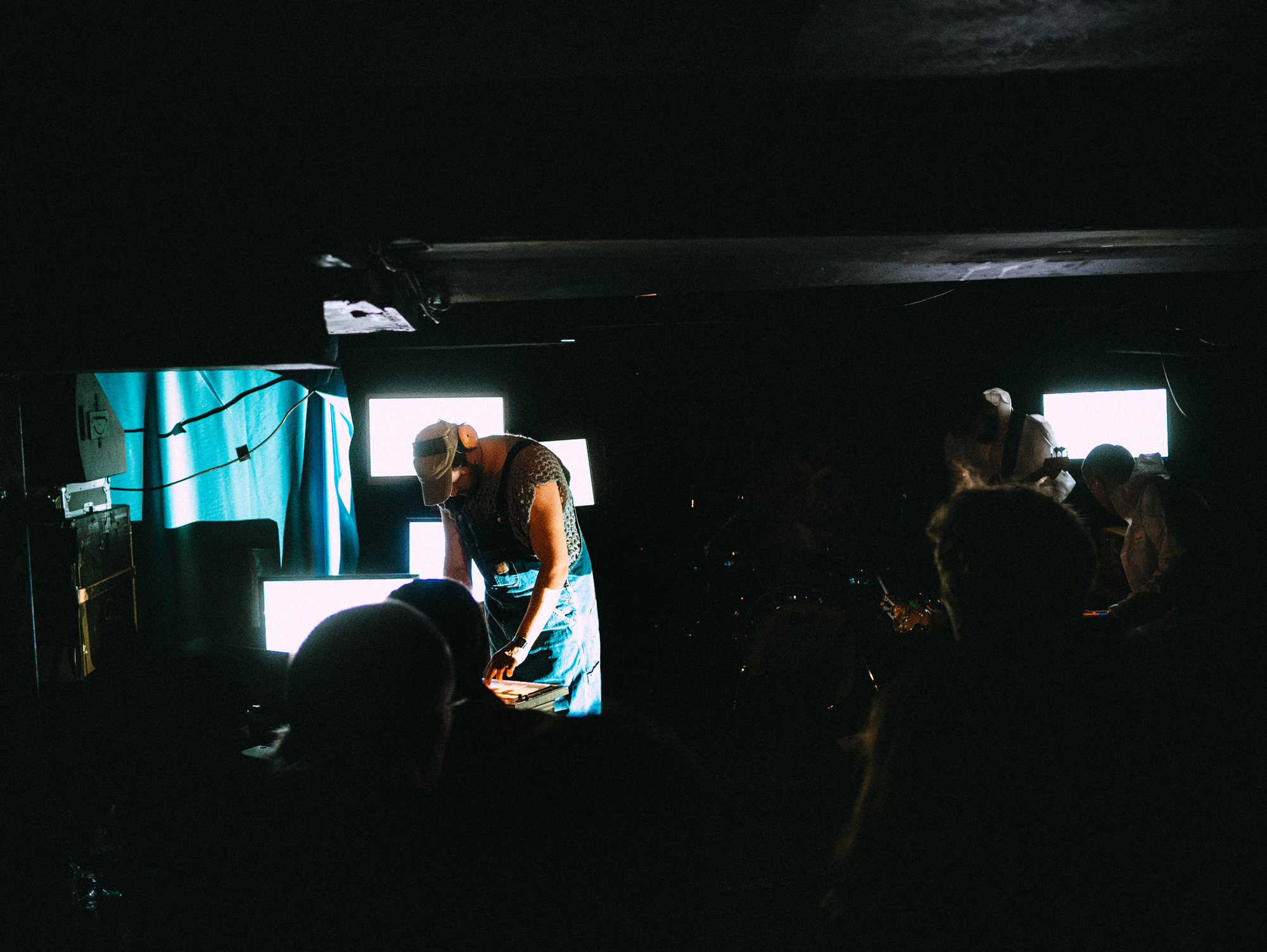 Tobias Grønborg spiller på en mørk scene.