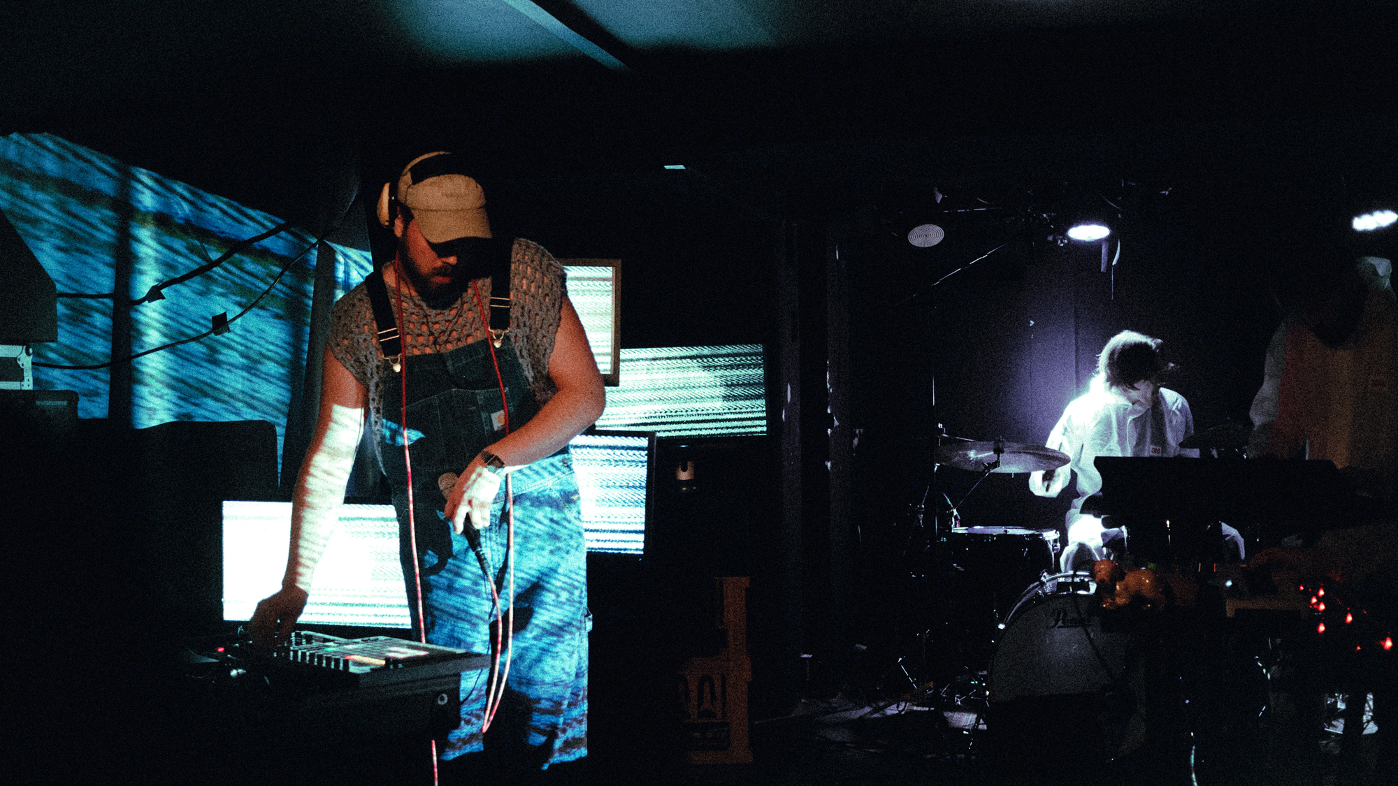 Tobias Grønborg med caps og headset som spiller i et mørkt rom.