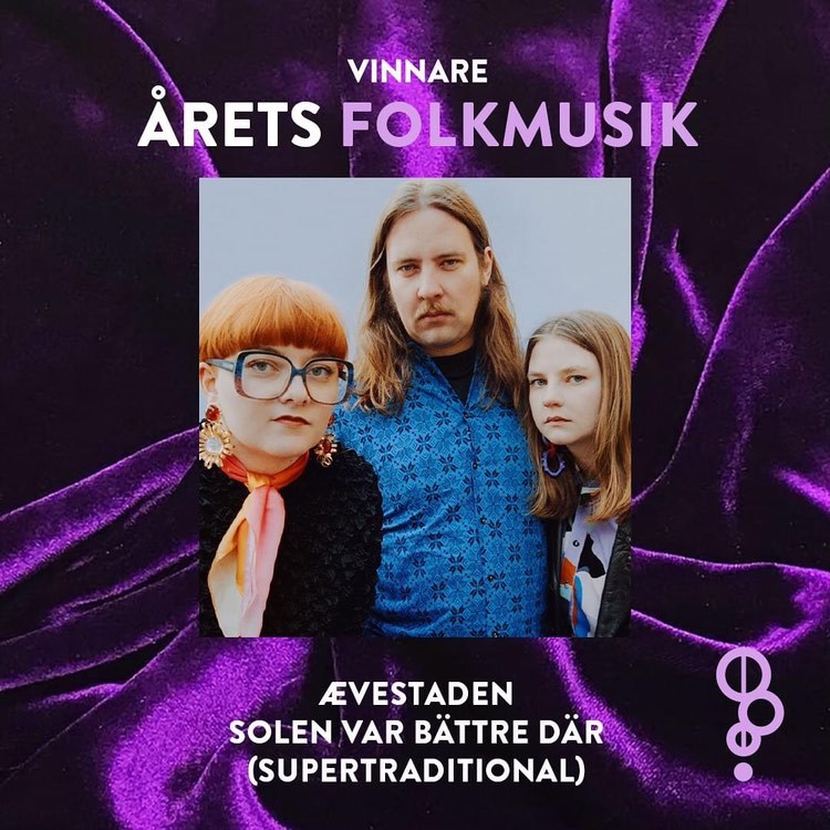 Plakat til Ævestadens seier som årets folkemusikk på Manifestgalan, 2024.