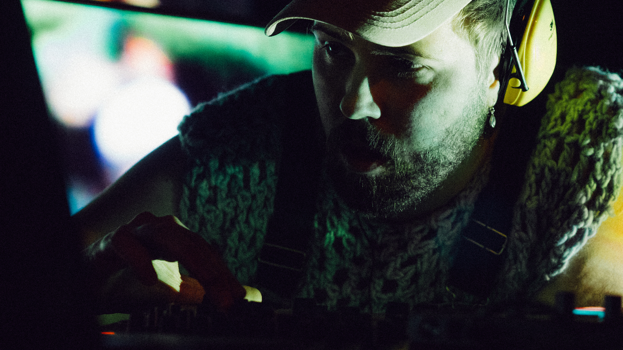 Nærbilde av Tobias Grønborg med headset og caps.