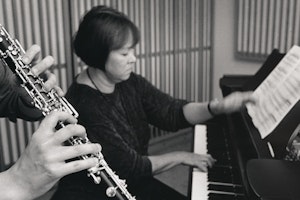 Hilde Ringlund spiller klaver med en oboist i front.