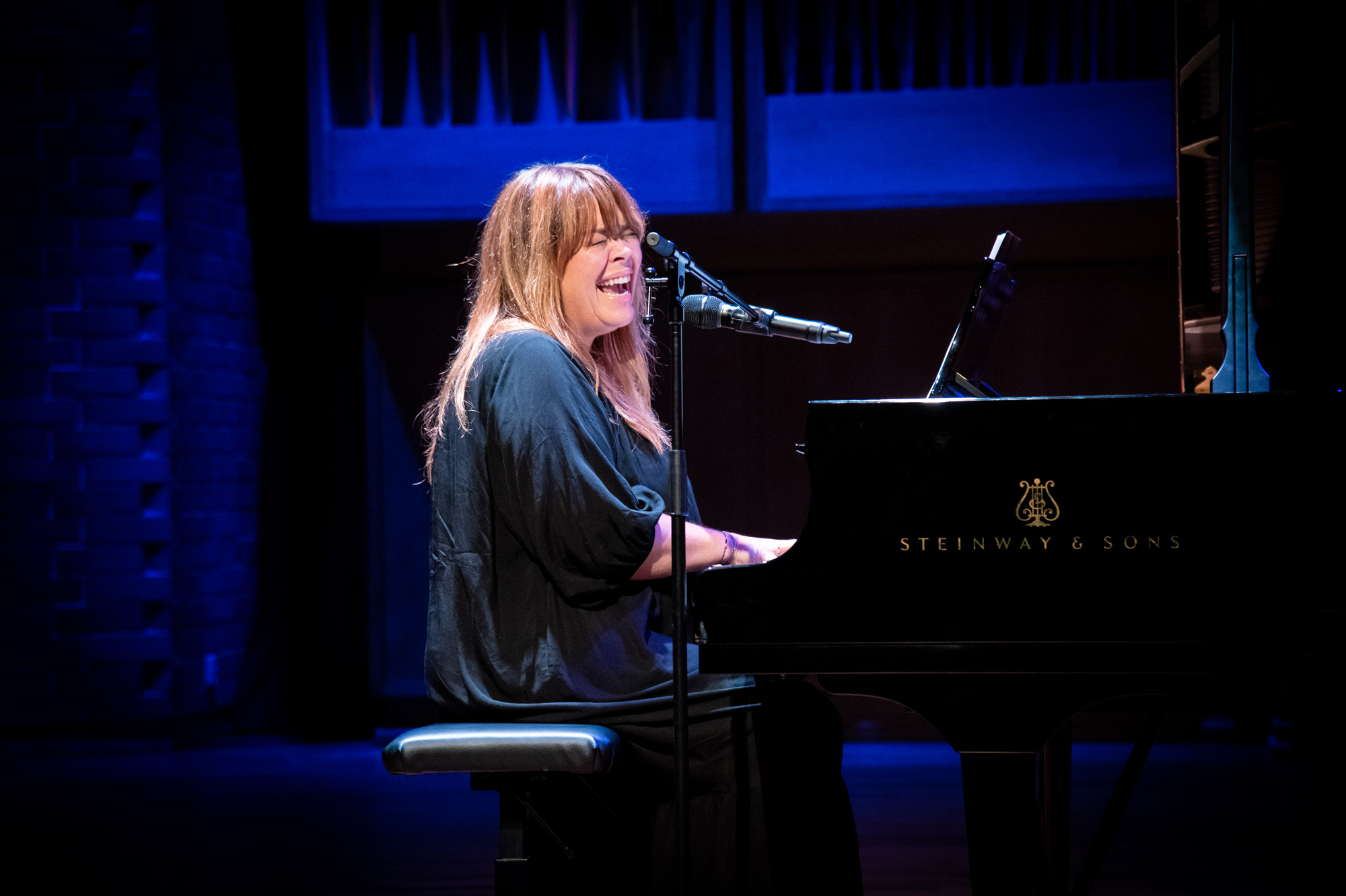 Solveig Slettahjell synger og spiller flygel i Lindemansalen.