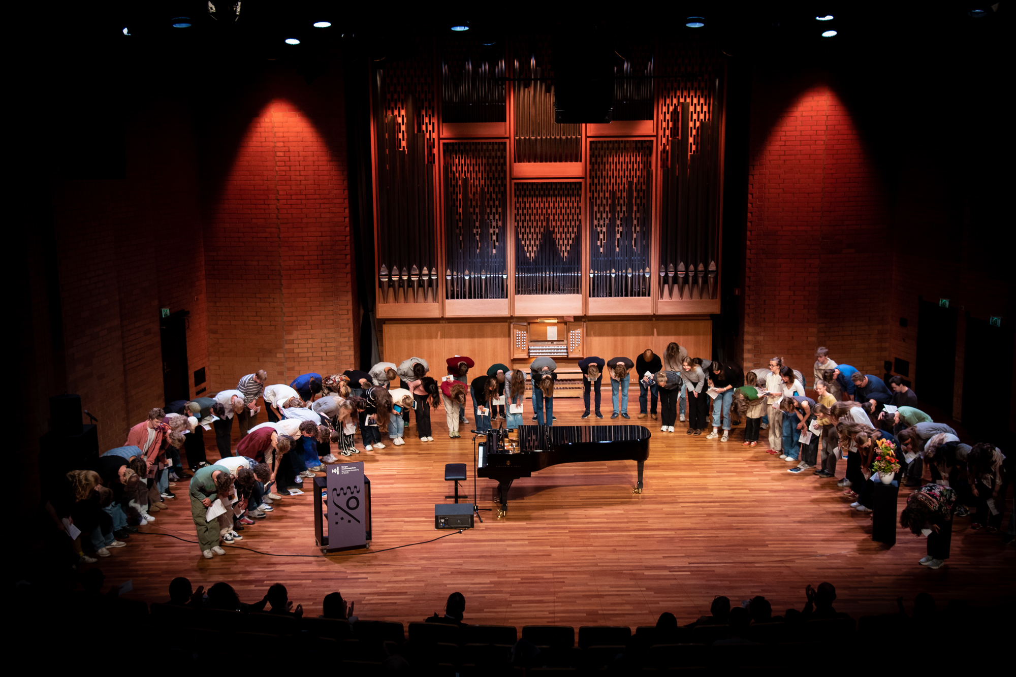 Studenter bukker i Lindemansalen.