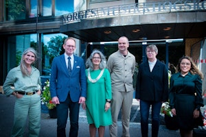 Kristel Skorge, Oddmund Hoel, Astrid Kvalbein, Morten Qvenild, Sidsel Karlsen og Lucie Lou Camps står foran inngangen til NMH.