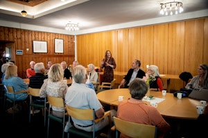Tone Kristin Aasen leder demenskor i Oppsal kirke.