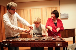 Kjell Tore Innervik, Liv Glaser og Hilde Ringlund spiller vibrafon sammen.