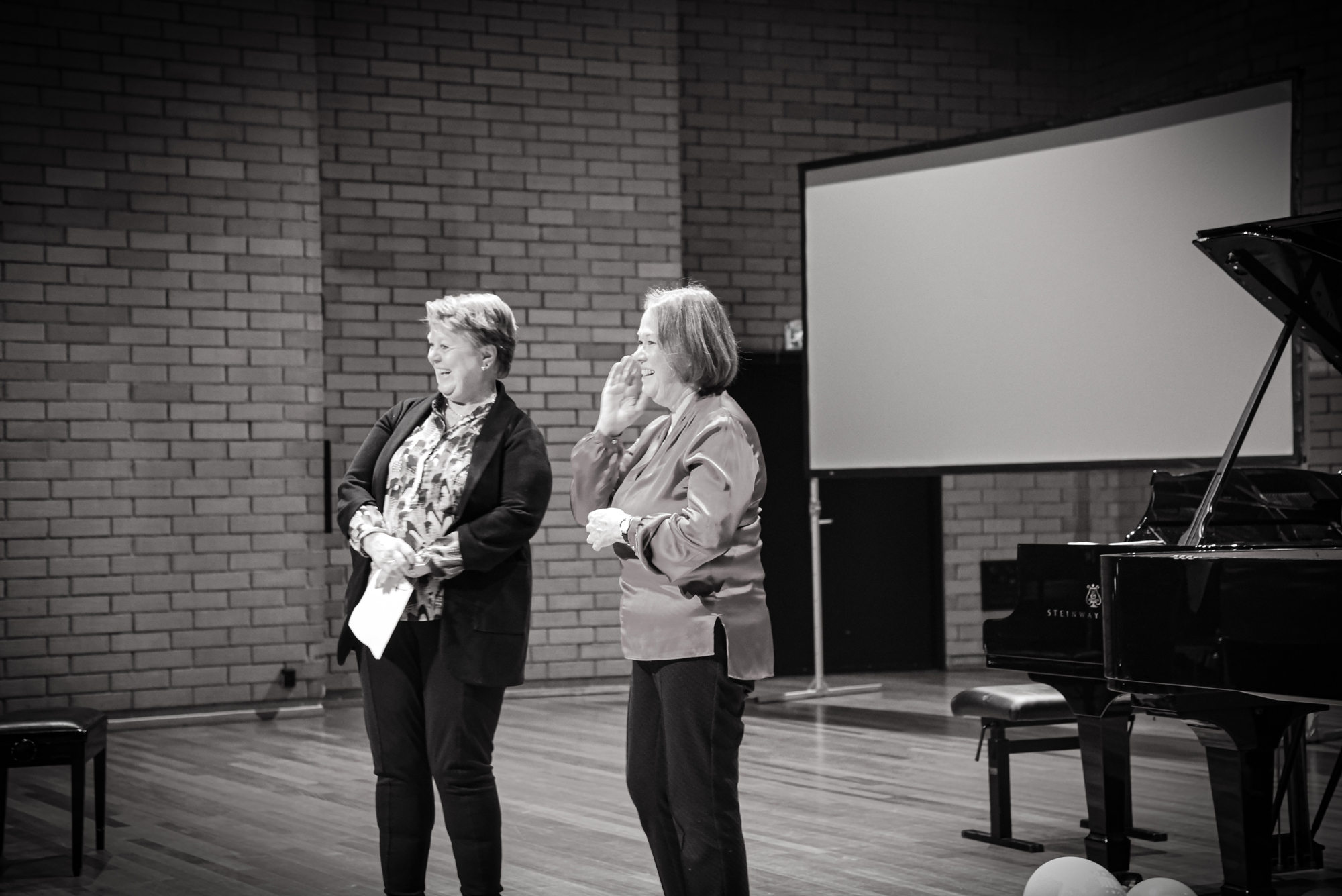 Hilde Ringlund og Jorunn Marie Bratlie står i Lindemansalen og smiler.