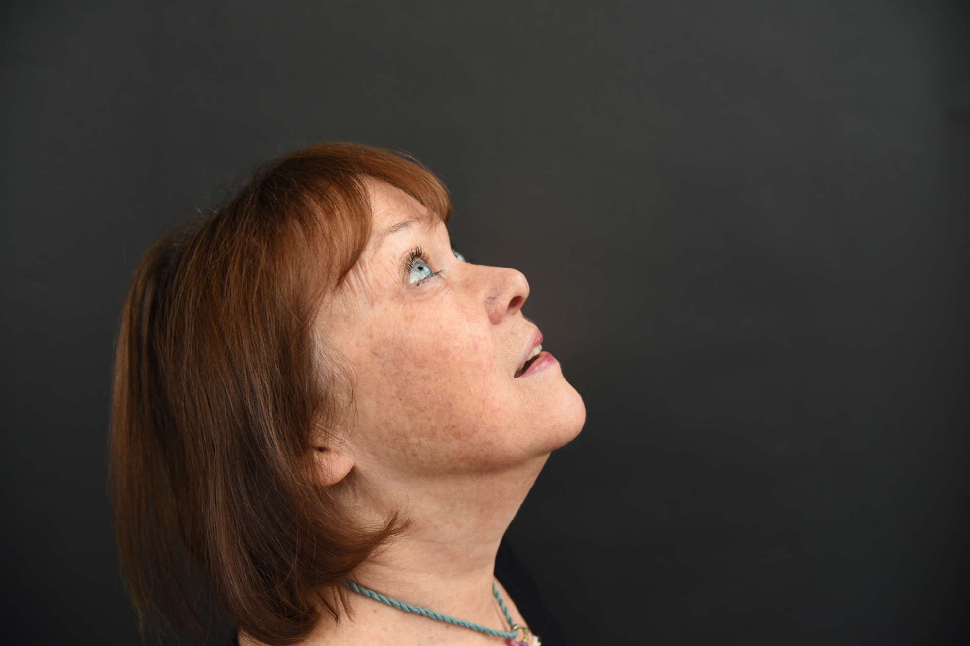 Portrett i profil av Hilde Ringlund som ser opp i taket.