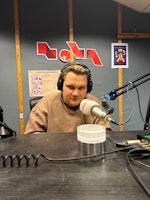 Anders Krøger sitter i studio på Radio Nova.