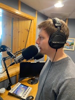 Eirik Nordstrøm sitter i studio på Radio Nova.