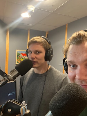 Eirik Nordstrøm og Anders Krøger sitter i studio på Radio Nova.