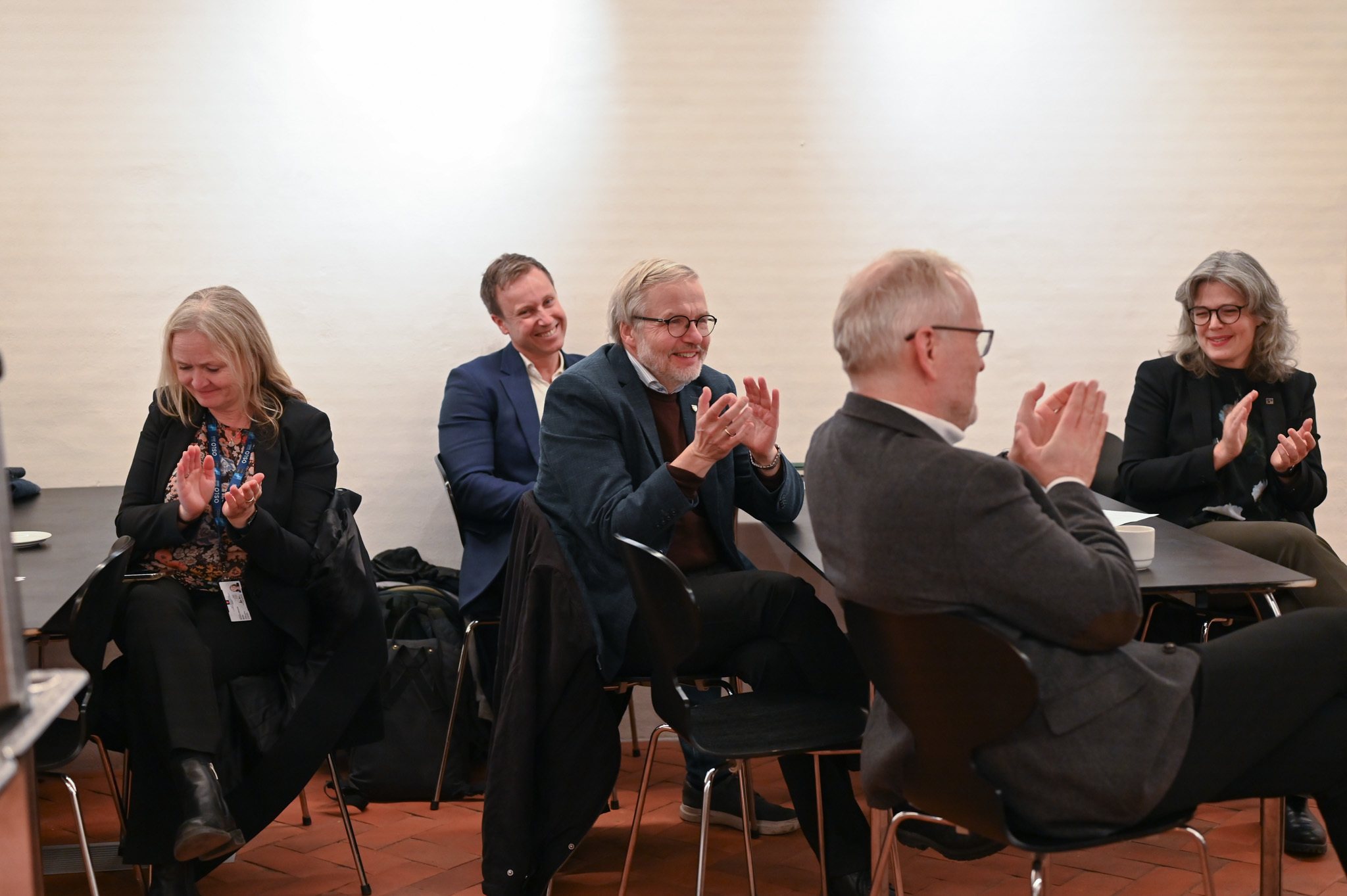 Tilhørere som klapper under kontraktskriving i Oslo domkirke.